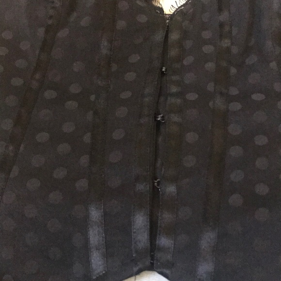 Beautiful black top from Guess - Picture 4 of 4